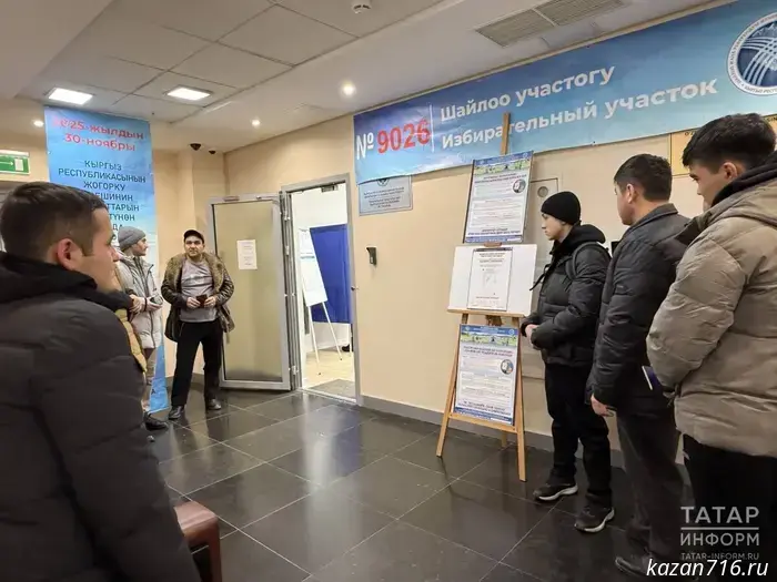 Kyrgyz citizens vote in the Jogorku Kenesh elections in Kazan.